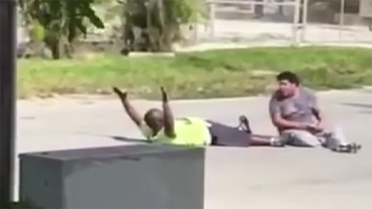EE.UU.: La Policía dispara a un hombre desarmado tumbado en la calle con las manos arriba (Video)