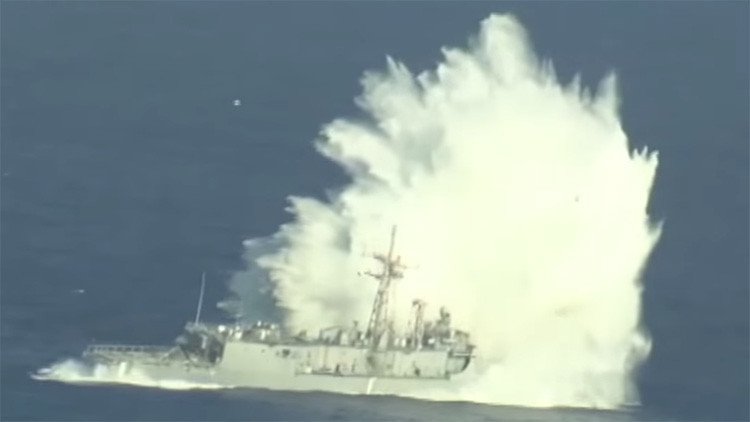 12 horas de humillación de la Armada de EE.UU.: vieja fragata 'no quiere' hundirse (Video)