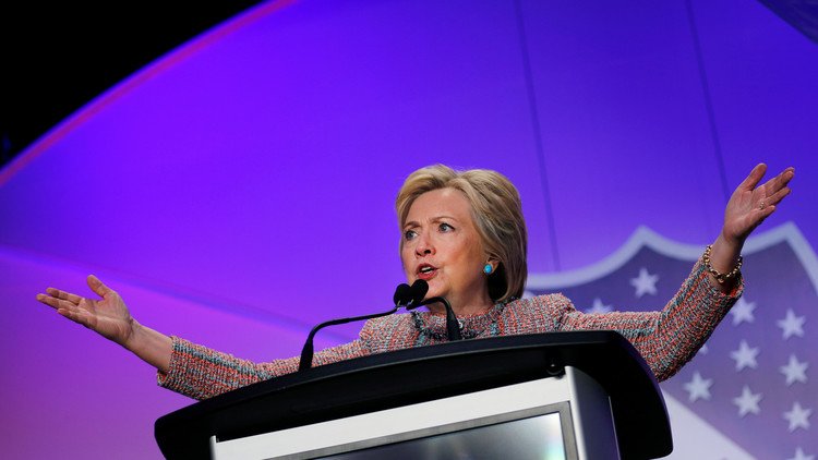 Hillary Clinton ahora "trina" en español para conquistar el voto latino