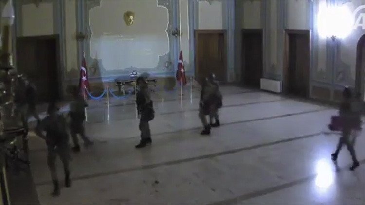 Publican el video de la toma del Ayuntamiento de Estambul por los rebeldes