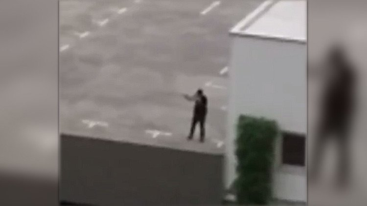 VIDEO: El atacante de Múnich grita en alemán y apunta su arma contra los transeúntes
