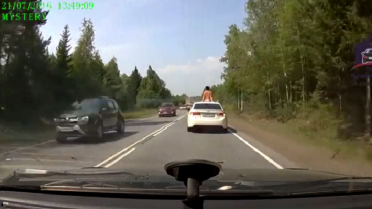 Bronceo extremo: Conductores se distraen con una provocativa rusa en carretera