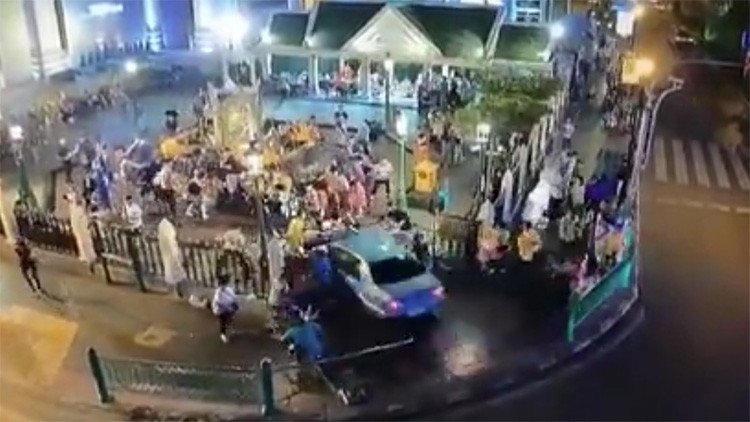 Video impactante: Sufre un infarto al volante y atropella a un grupo de turistas en Bangkok