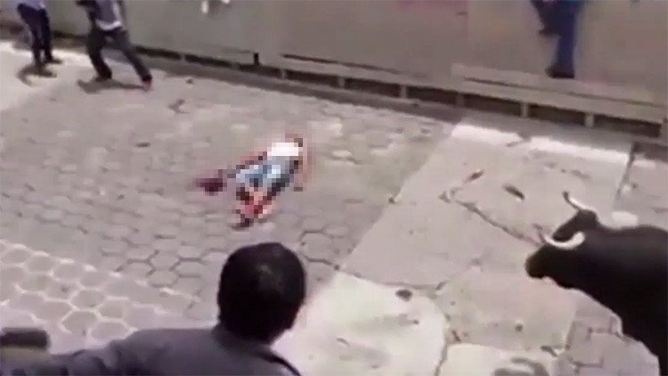 México: Terrible embestida de toro lanza a un joven por los aires (FUERTE VIDEO +18)