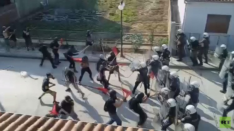 Policías son atacados por una marcha pro-refugiados en Grecia (VIDEO VIOLENTO)
