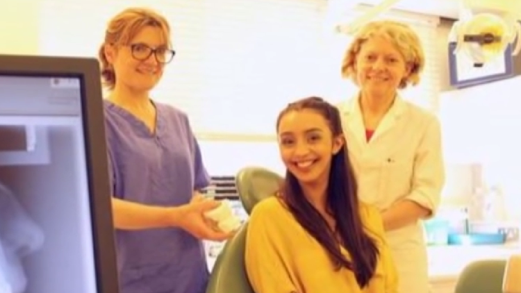 Video: El increíble cambio de una joven tras una operación de mandíbula