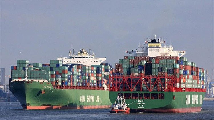 Un buque portacontenedores chino choca contra los muros del canal de Panamá