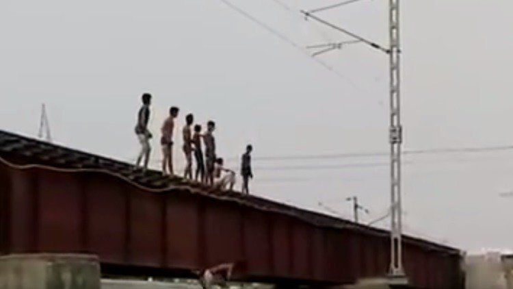 Un juego temerario: Mira lo que hacen estos niños indios en la vía del tren
