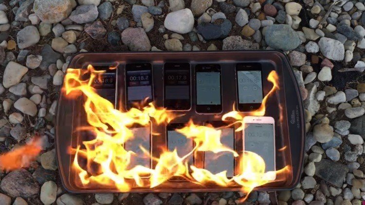 ¿Qué pasa si prendemos fuego a 10 iPhones de distintas generaciones?