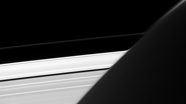 Detectan una extraña curvatura en los anillos de Saturno