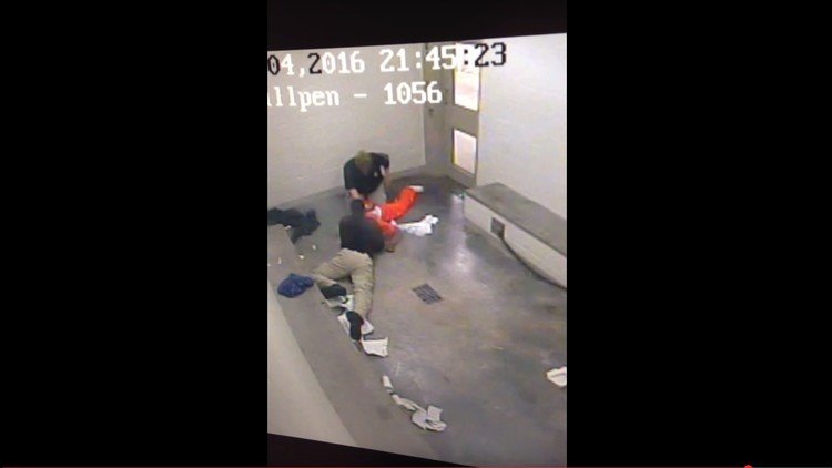 FUERTE VIDEO: Un guardia de una cárcel de EE.UU. estrangula a un preso afroamericano (18+)