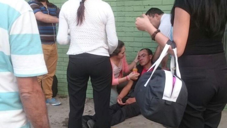 Un guardia de seguridad se desmaya de hambre frente a un supermercado en la capital de Paraguay