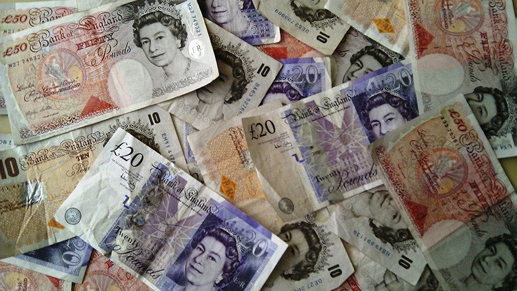 Reino Unido: Un hombre paga accidentalmente 1,3 millones de dólares por una cena en un restaurante 