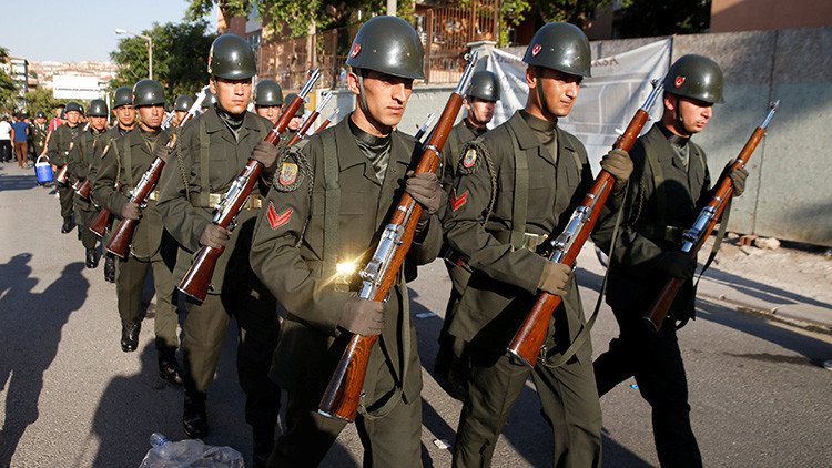 Turquía: "Hay más de 8.500 terroristas con uniforme en el Ejército"