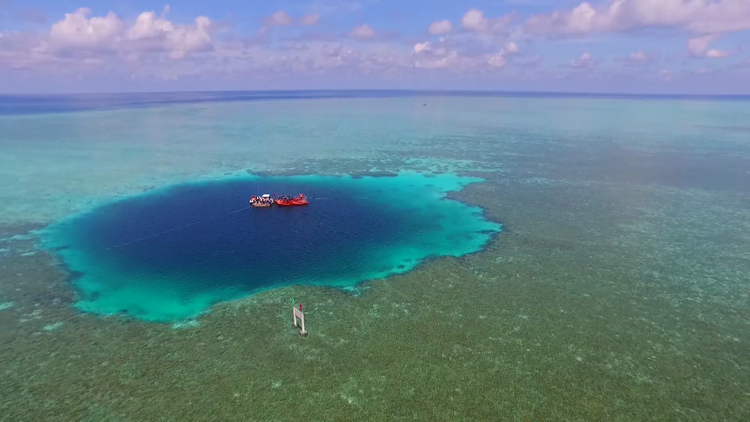 Video: Sobrevuele el agujero azul más profundo del mundo en el mar de la China Meridional