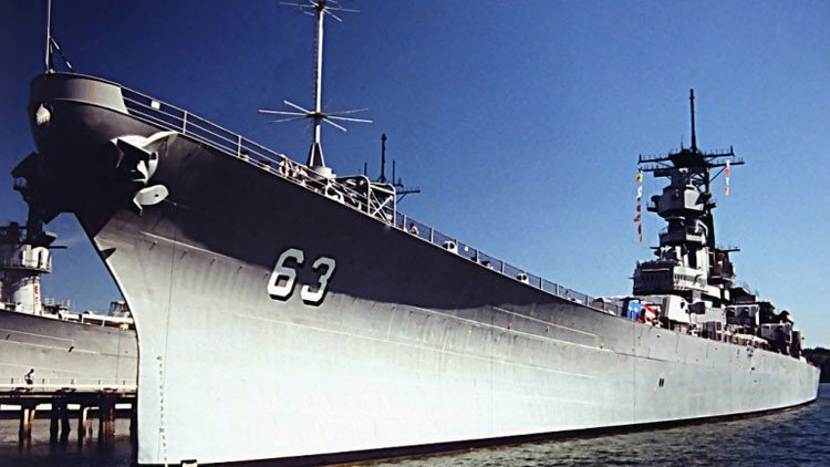 ¿Quién ganaría? Se enfrentan más avanzado destructor, el USS Zumwalt, y un acorazado de EE.UU.