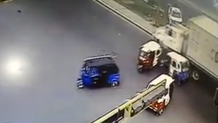 FUERTES IMÁGENES: Un camión sin frenos embiste a varias mototaxis y deja un muerto en Perú