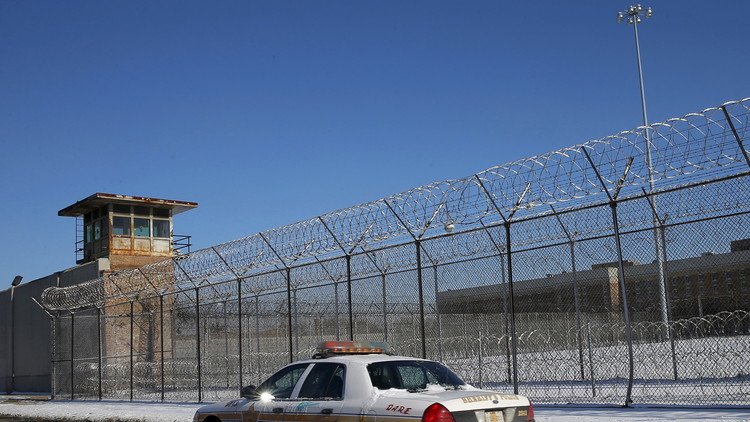 Presos se amotinan y mantienen rehenes en la mayor prisión de los EE.UU.