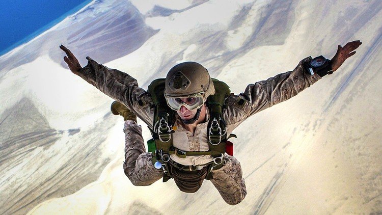 El salto más arrojado: Un estadounidense realizará la primera caída libre sin paracaídas 