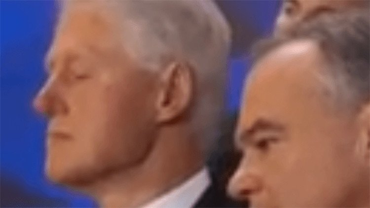 Trump se burla de Bill Clinton por quedarse dormido durante el discurso de su esposa
