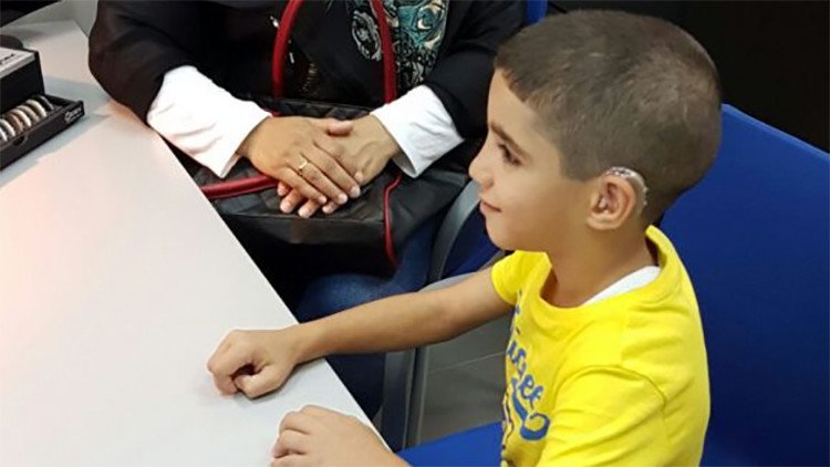 Dos niños refugiados sirios oyen por primera vez gracias a una asociación española
