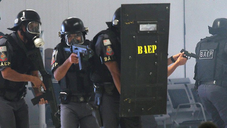 São Paulo: Un hombre armado toma rehenes en un restaurante 