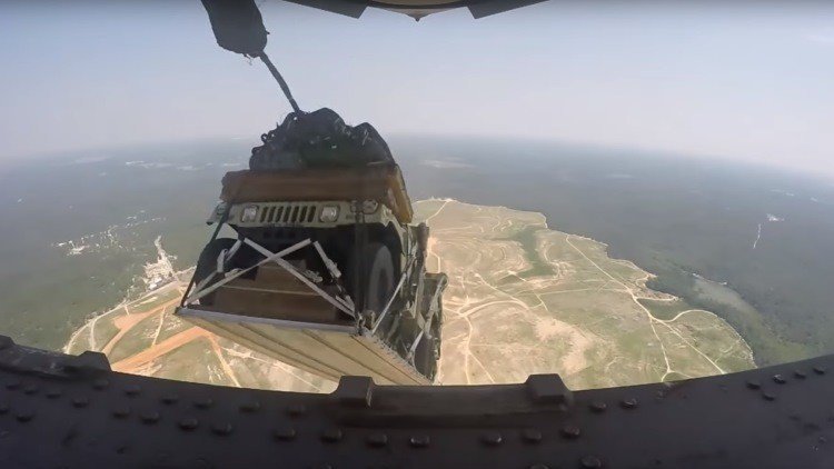 De película: La Fuerza Aérea de EE.UU. lanza 8 camionetas desde un avión (VIDEO)