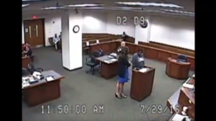 "¿En serio?":  Una jueza se enfurece al ver a una detenida "sin pantalones" (VIDEO)