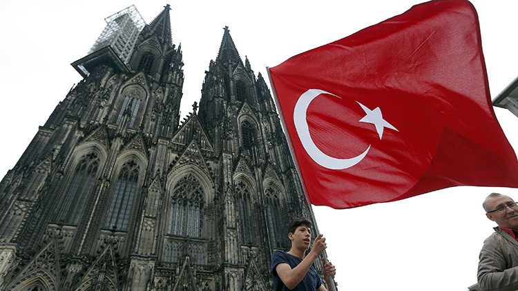 Partidarios de Erdogan se manifiestan en Colonia en repulsa por la intentona golpista