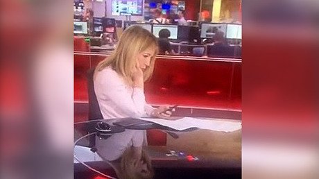 Ese incómodo momento en que te pillan revisando tu teléfono en pleno directo