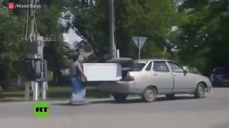 ¿Cómo transportar una nevera? El estilo kazajo sorprende a los internautas