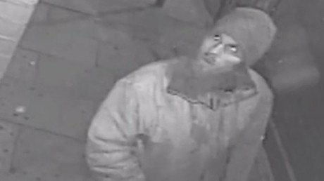 Video: Un hombre tira carne de cerdo podrida en una mezquita de Londres