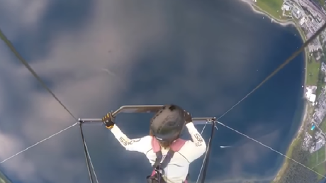 ¡Terror en las alturas! Deportista pierde el control de su ala delta en pleno vuelo