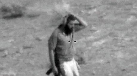 'Camuflaje' del Estado Islámico: video muestra cómo un terrorista se oculta de un helicóptero iraquí