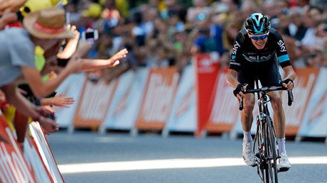 Polémica: Sancionan a Chris Froome por agredir a un aficionado colombiano durante el Tour (Videos)