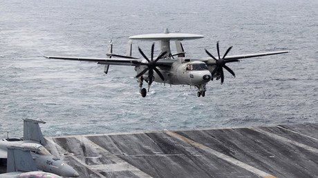 Pilotos evitan tragedia de un 'radar volador' en un portaaviones de EE.UU. (Video)