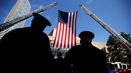 La foto de un afroamericano rezando con un policía blanco que emociona a EE.UU.
