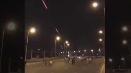 Video: La gente escapa presa del pánico de los disparos de un helicóptero en Ankara