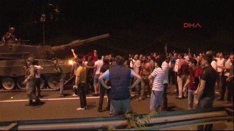 Video: Civiles se enfrentan a los tanques y neutralizan a los militares golpistas en Turquía