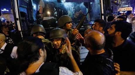 Video: Hallan en un teléfono el intercambio de mensajes por Whatsapp entre los golpistas turcos