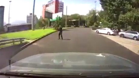 VIDEOS: Graban por casualidad a un hombre con un fusil de asalto en Kazajistán