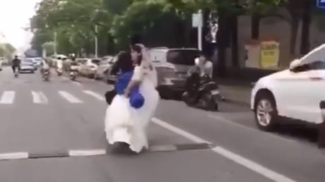 ¿De verdad no se dio cuenta? La novia se cae de la scooter, y el novio continúa como si nada