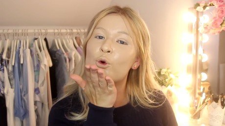 Se pone 100 capas de base de maquillaje y mira cómo le queda la cara