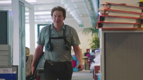 Unos trabajadores se ponen pechos grandes por un día para ver qué se siente (VIDEO)