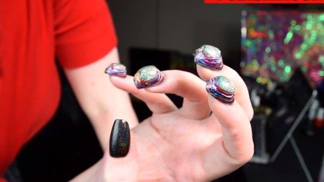 ¿Qué ocurre si una mujer se aplica 100 capas de rímel, lápiz labial y esmalte de uñas?