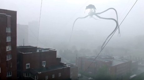 La guerra de los mundos: un terrorífico trípode extraterrestre 'invade' una ciudad rusa