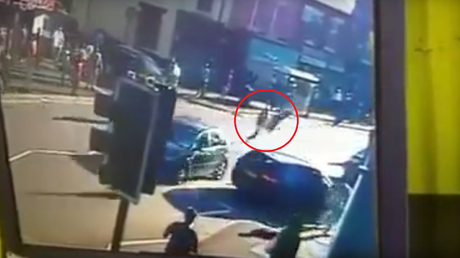 Triple salto mortal: brutal pelea callejera termina con un hombre arrollado y volando por los aires