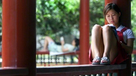 Receta del éxito: una modelo china conquista la Red con un libro sobre excavadoras soviéticas