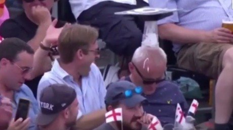 Un espectador se duerme durante un partido de cricket y esto fue lo que pasó