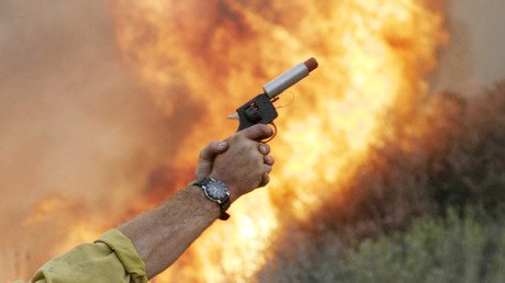 Soldados británicos incendian su barracón tras un duelo con pistolas de bengalas